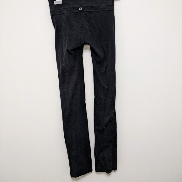 GapFit Slim Straight Yoga Pants – Comfortable & Stretchy - Picture 2 of 2